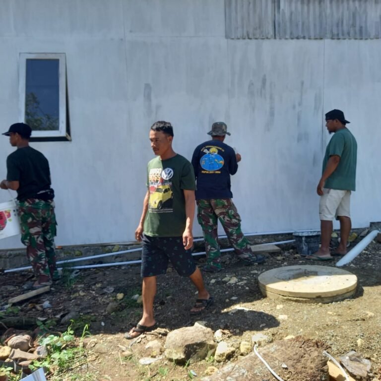 Pengecatan Luar dan Dalam Rumah Ibu Rosmina Dilakukan Satgas TMMD Ke-129 Kodim 1407/Bone di Kecamatan Sibulue