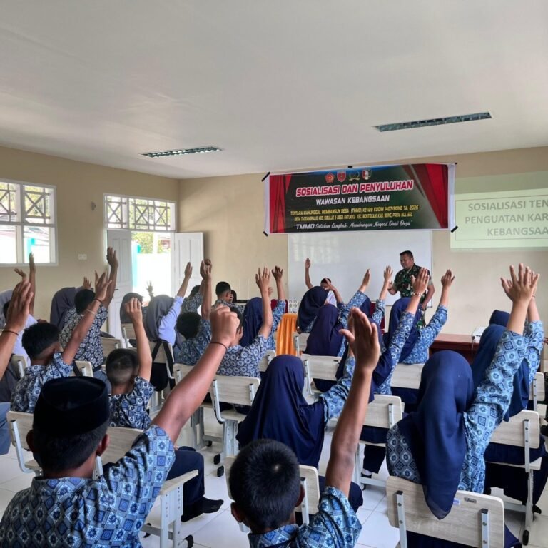 Pemberian Wawasan Kebangsaan oleh Satgas TMMD Ke-129 Kodim 1407/Bone kepada Gabungan Pelajar di MTs Pattuku