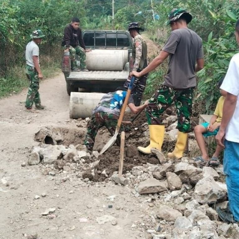 Penurunan Material oleh Satgas TMMD Ke-129 Kodim 1407/Bone untuk Perbaikan Dekker di Desa Erecinnong