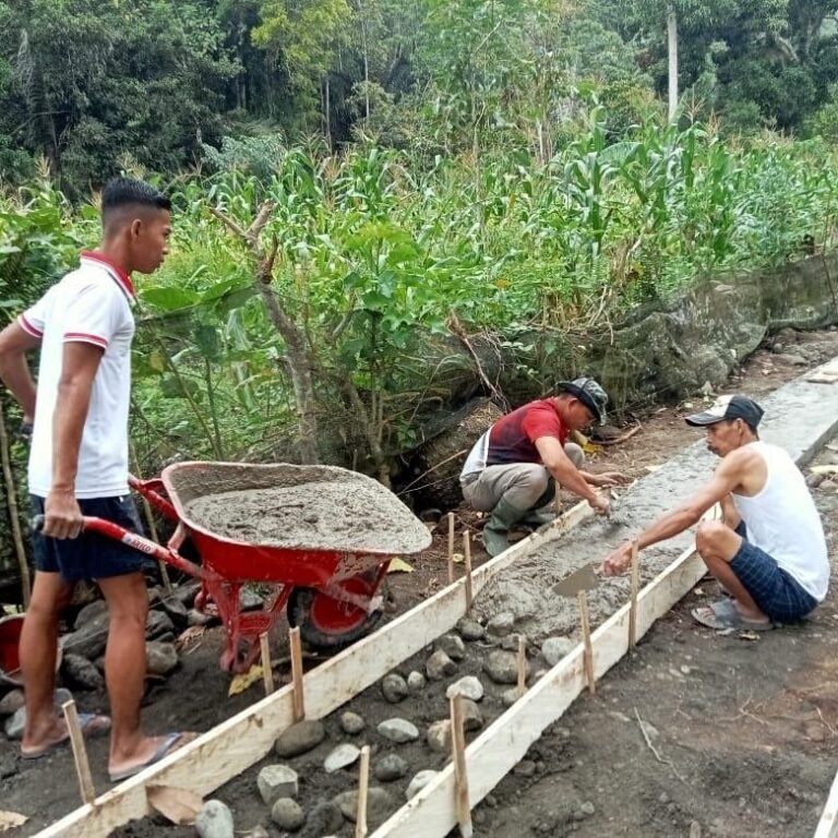 Kodim 1407/Bone Kebut Rabat Beton Akses Jembatan Gantung Penghubung Dusun Pattuku dan Dusun Lemo