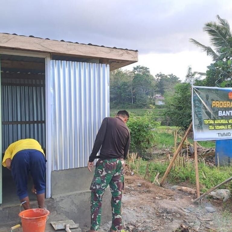 Personel Satgas dan Warga Lanjutkan Pekerjaan MCK di Titik 1 Dusun Langi oleh Kodim 1407/Bone