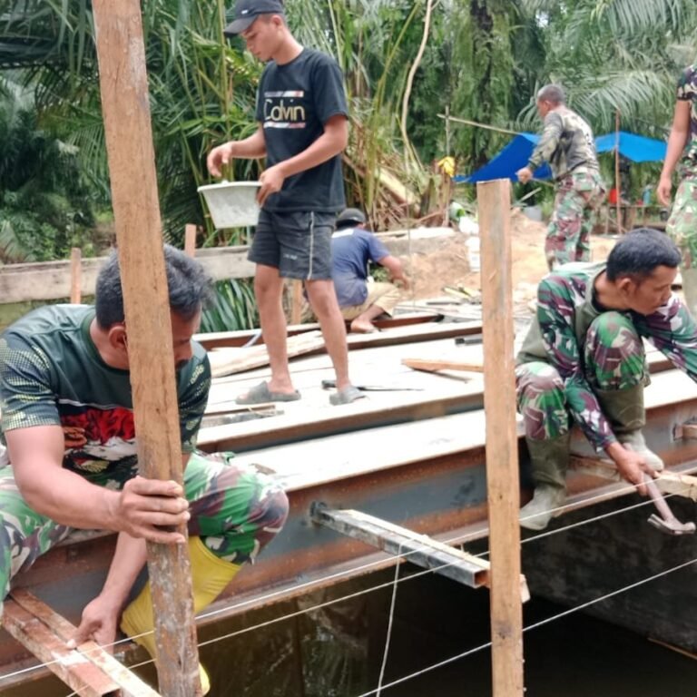 Di Desa Pasar Panjang, Personel Kodim 0118 Percepat Pemasangan Bekisting Jembatan