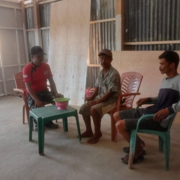 Interaksi Satgas TMMD dan Warga Desa Pattuku Saat Pembangunan Sasaran TMMD Ke-129 Kodim 1407/Bone