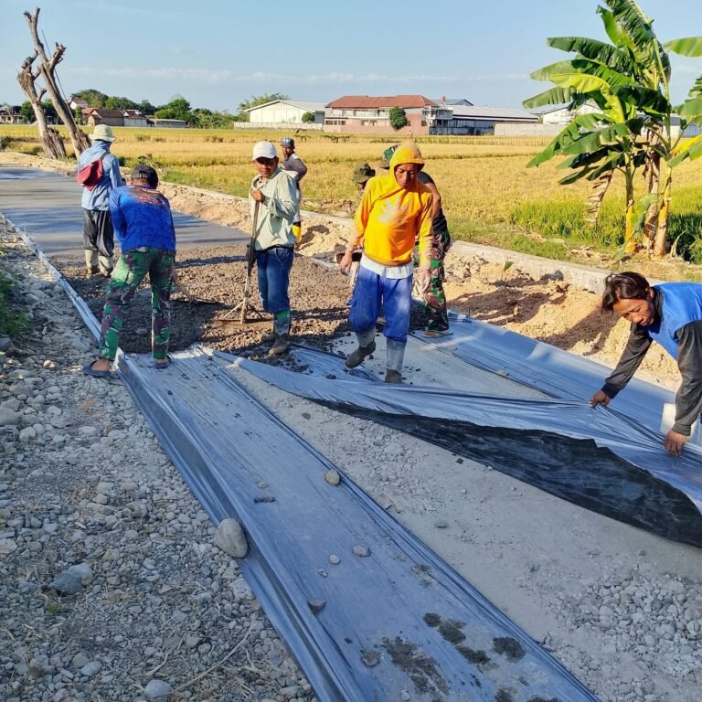 Suara Alat Kerja dan Canda Warga Tandai Pelaksanaan TMMD di Desa Parangjoro