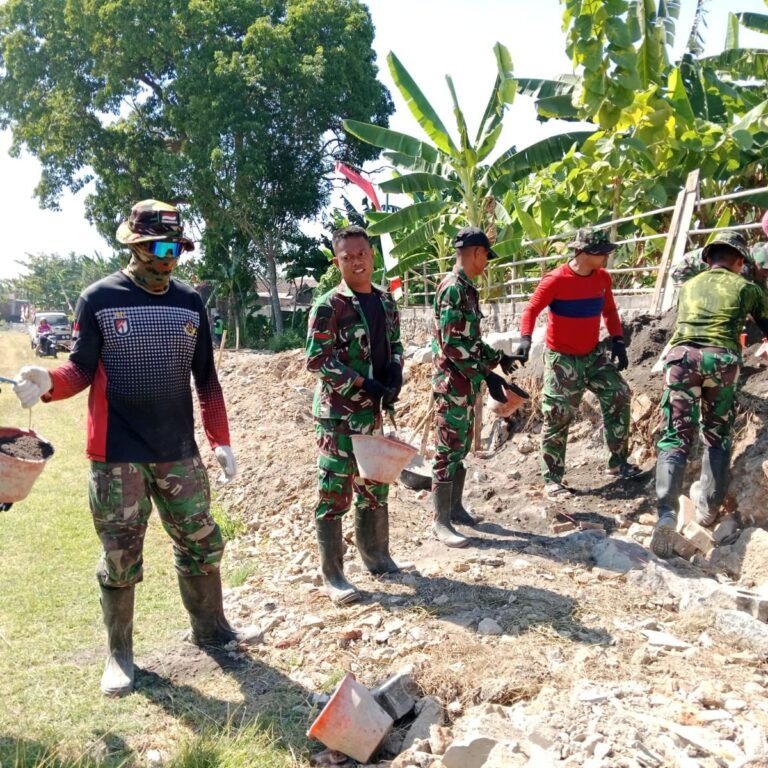Deru Mesin Molen dan Langkah Prajurit Warnai Pembangunan Talud di Lapangan Sudimoro