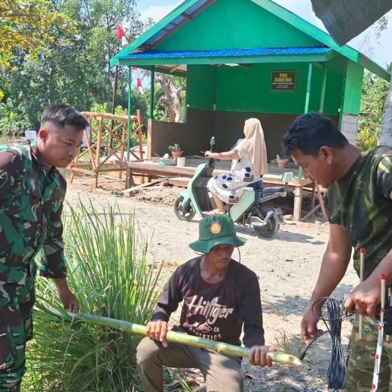 Televisi dan Antena di Pos Kamling Barito Kuala, Inisiatif Peltu Wahyu demi Kenyamanan Warga