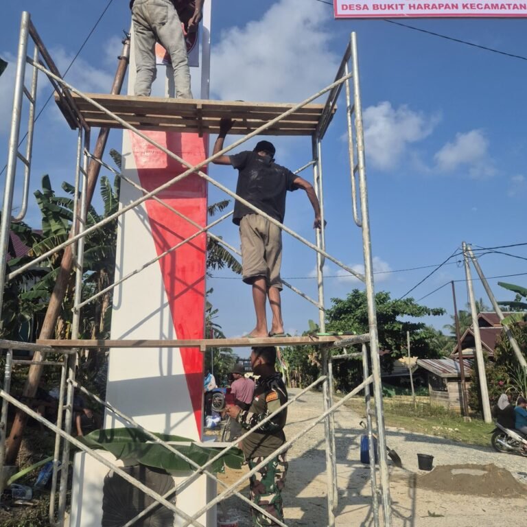 Koramil 0909-06/Bengalon Bersama Warga Desa Kaliorang Perkuat Budaya Gotong Royong Jelang HUT ke-81