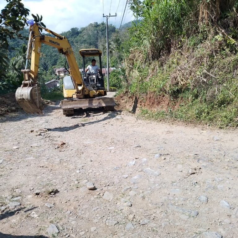 Pembuatan Parit di Desa Patukku Dikerjakan Excavator dalam TMMD Ke-129 Kodim 1407/Bone