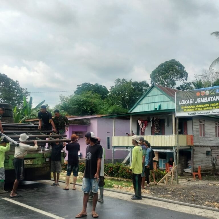 Material Jembatan Gantung TMMD Ke-129 Tiba di Desa Pattuku, Warga Ikut Menurunkan