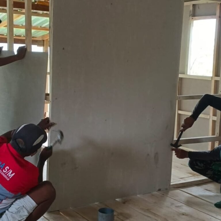 Satgas TMMD Kerjakan Pemasangan Dinding Rumah Tidak Layak Huni di Desa Mallusetasi