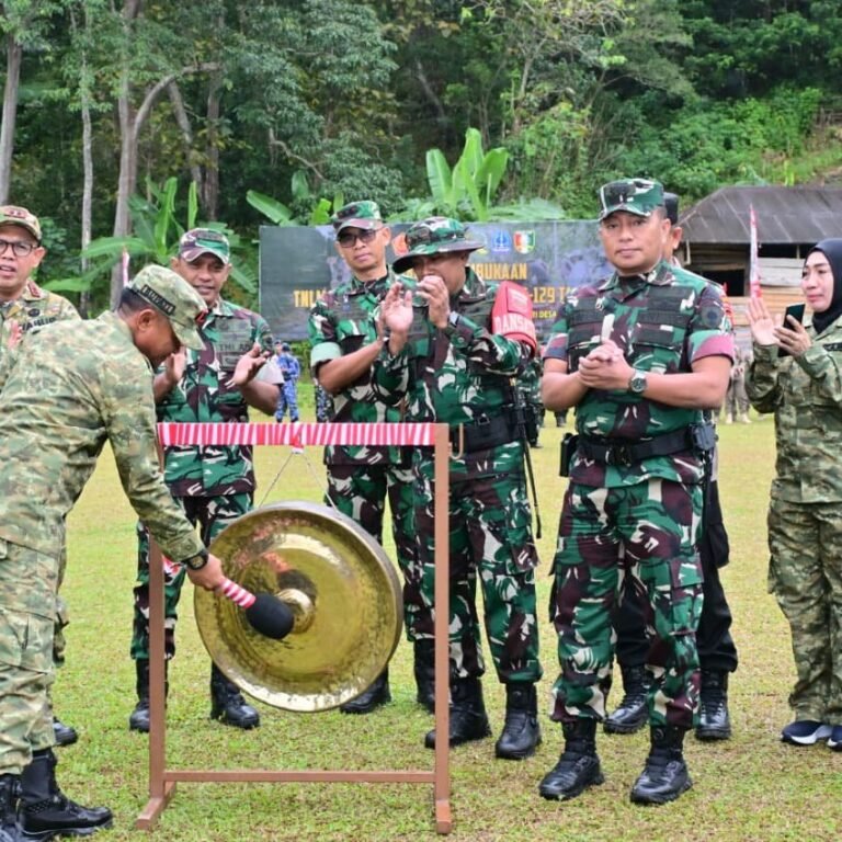 Bupati Bone H. Andi Asman Sulaiman Pukul Gong, TMMD Ke-129 Resmi Digelar di Bone