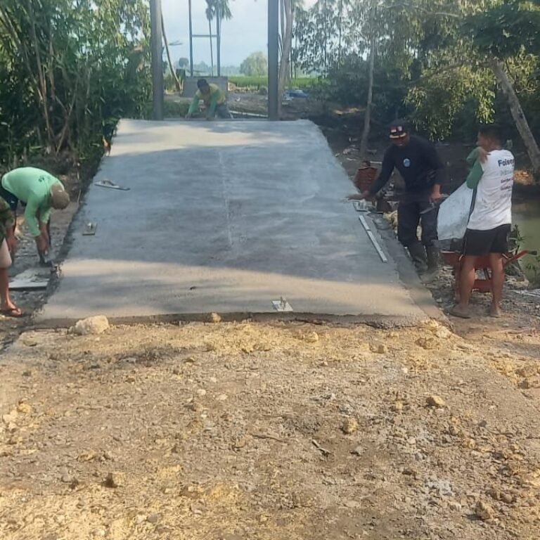 Kodim 1407/Bone Lanjutkan Penimbunan Jalan Menuju Jembatan Gantung di Kecamatan Bontocani