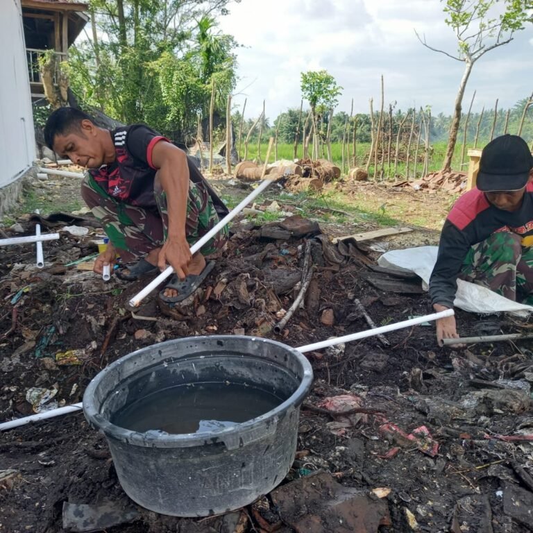 Perakitan Pipa Saluran Air oleh Personel Satgas TMMD di Desa Tunreng Tellue, Kecamatan Sibulue
