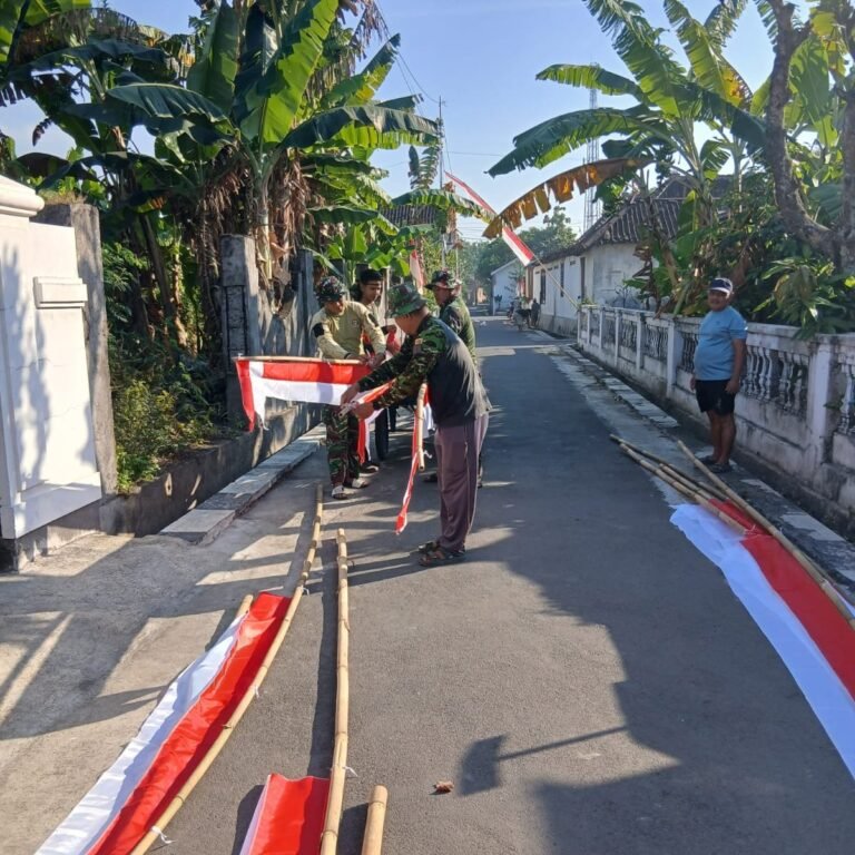 Kodim 0726/Sukoharjo dan Masyarakat Desa Parangjoro Tingkatkan Kebersamaan Lewat Pemasangan Umbul-Umbul