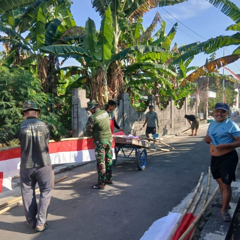 TMMD Reguler Kodim 0726/Sukoharjo: Pemasangan Umbul-Umbul oleh Satgas dan Warga Desa Parangjoro