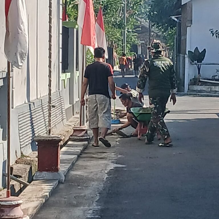 Pemasangan Umbul-Umbul Merah Putih di Desa Parangjoro Dikerjakan Bersama Satgas TMMD Kodim 0726/Sukoharjo dan Warga