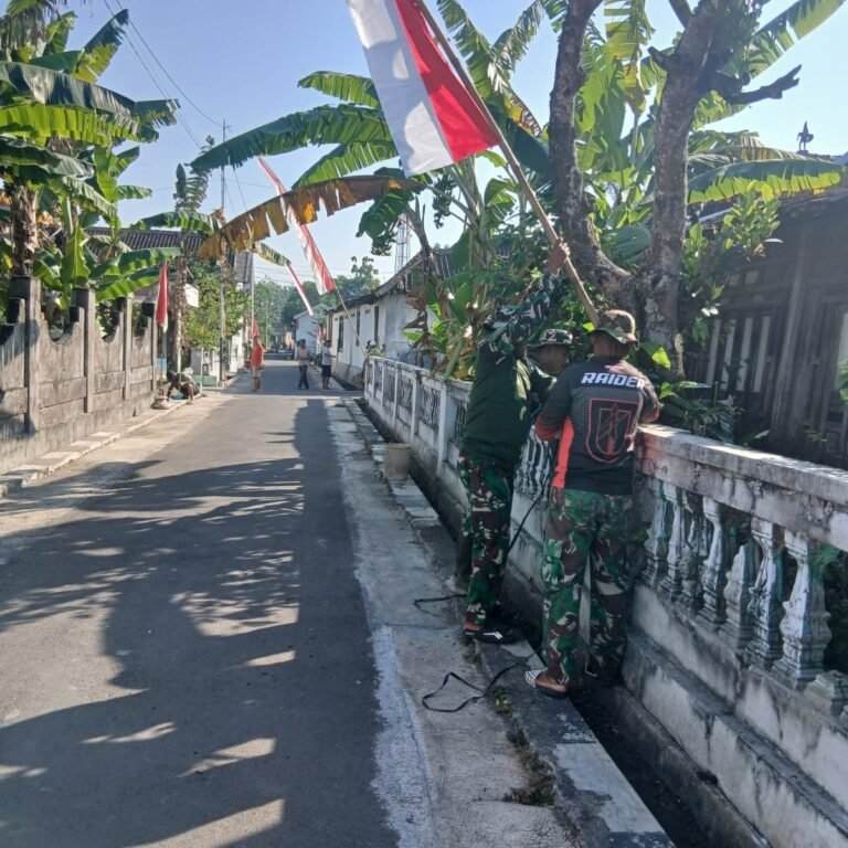 Hias Jalan Desa Parangjoro: Satgas TMMD Kodim 0726/Sukoharjo Pasang Umbul-umbul
