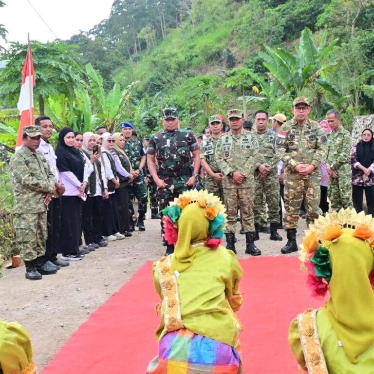 Upacara Pembukaan TMMD Ke-129 di Desa Patukku Hadirkan Tari Paddupa dan Tamu Kehormatan