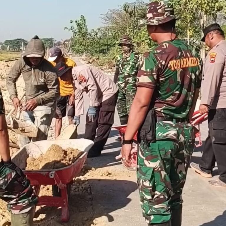 Suara Cangkul hingga Gerobak Dorong Saat Satgas TMMD dan Polri Ratakan Bahu Jalan di Sukoharjo