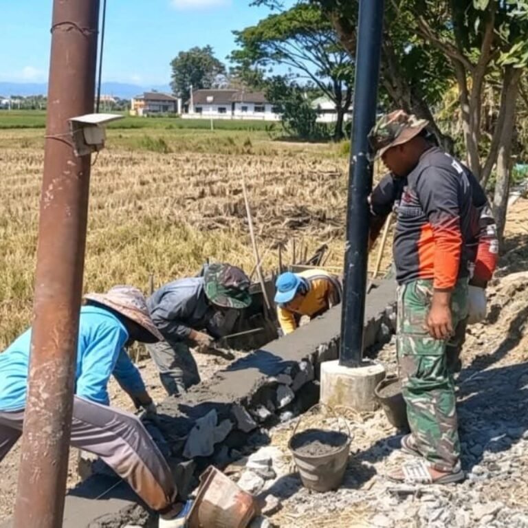 Personel Kodim 0726/Sukoharjo dan Masyarakat Desa Parangjoro Percepat Talut 500 Meter