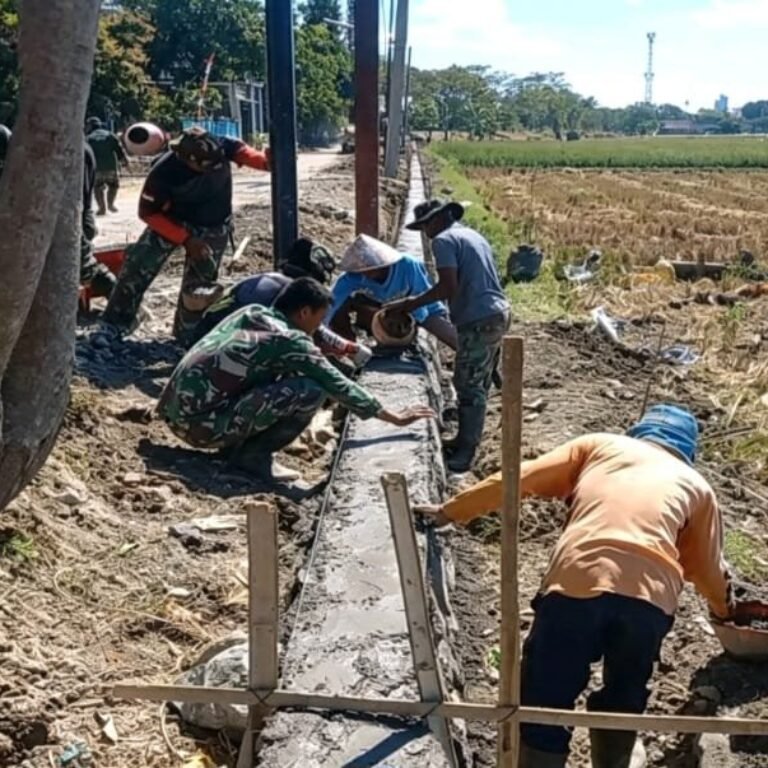 Satgas TMMD Reguler ke-129 Kodim 0726/Sukoharjo Gotong Royong Bangun Talut di Grogol