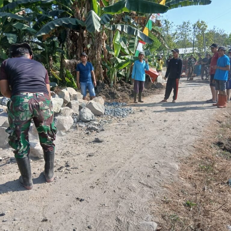 Terik Matahari Tak Hambat Penyelesaian Berbagai Sasaran Fisik oleh Satgas TMMD di Parangjoro