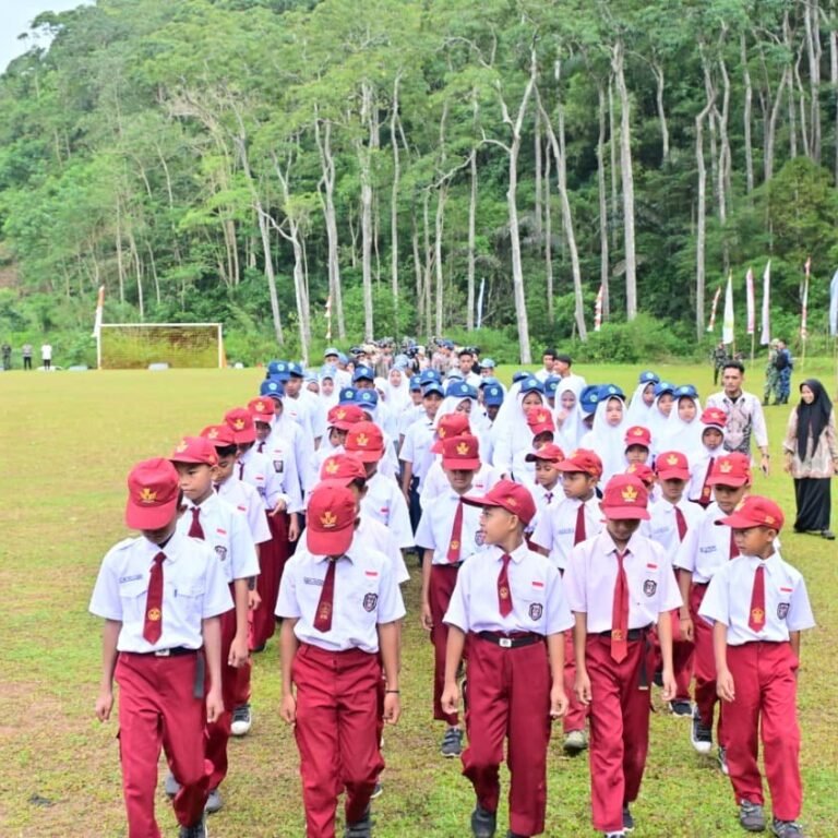 Pembukaan Program TNI Manunggal Membangun Desa di Kecamatan Bontocani Hadirkan Siswa