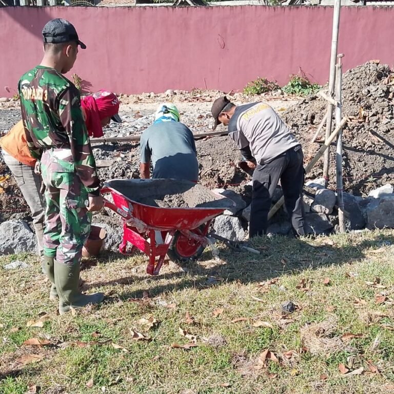 Di Desa Parangjoro Sukoharjo, Pengabdian Satgas TMMD Berlangsung di Bawah Teriknya Matahari Siang