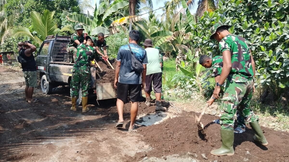 TNI dan Warga Gotong Royong Perbaiki Badan Jalan di Tamban Bangun lewat TMMD