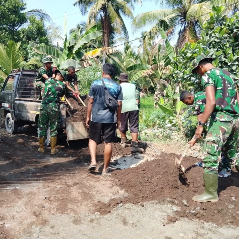 TNI dan Warga Gotong Royong Perbaiki Badan Jalan di Tamban Bangun lewat TMMD