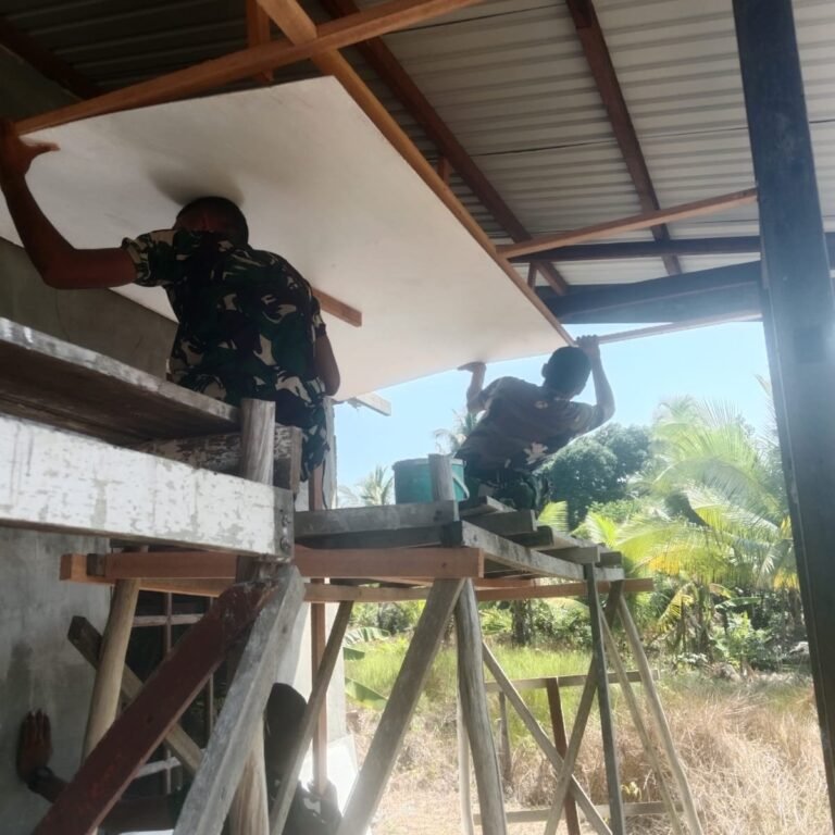 Satgas TMMD Ke-129 Kejar Pemasangan Plafon Mushola di Kabupaten Barito Kuala