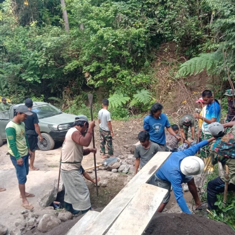 Satgas TMMD Ke-129 Kodim 1407/Bone dan Warga Kerja Bakti Perbaiki Dekker di Dusun Jawi-Jawi