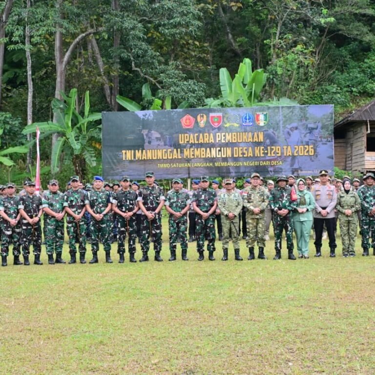 Anggota Persit Cabang XXV Kodim 1407/Bone Sukseskan Upacara TMMD Ke-129 Desa Patukku