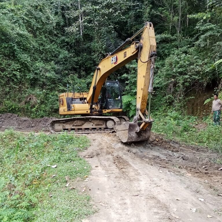 Pembangunan Parit TMMD Ke-129 Kodim 1407/Bone Pakai Excavator, Jalan Desa Patukku Kian Siap
