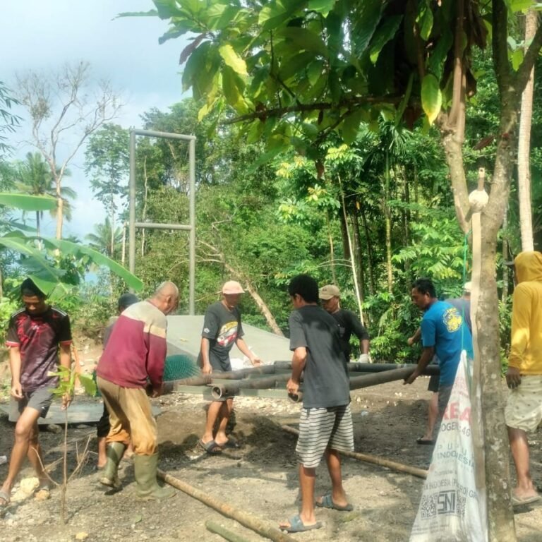Sinergi TNI-Rakyat dalam Pengangkutan Material Jembatan Gantung di Desa Pattuku