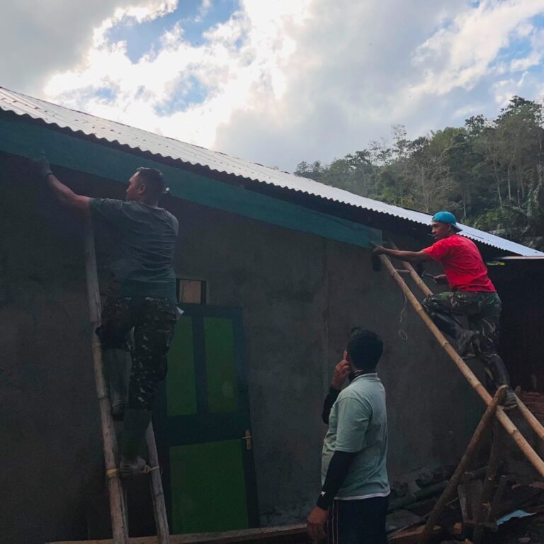 Rumah Bapak Bella di Patukku Disempurnakan dengan Lisplang dan Cat