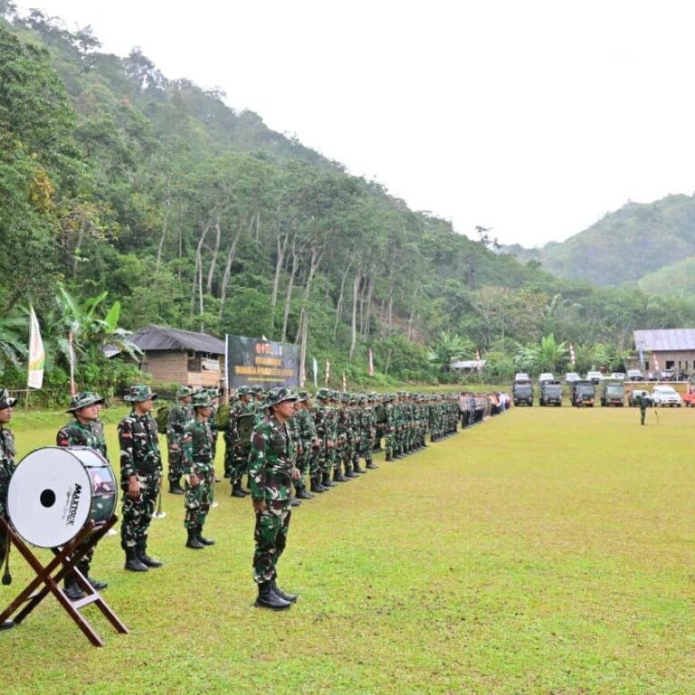 Derap Langkah Prajurit Masuki Lapangan Upacara Desa Patukku Kecamatan Bontocani