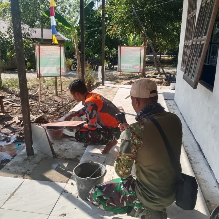 Mushola Darul Istiqomah di Tamban Bangun Dapat Sentuhan Keramik dari Sertu Rudi
