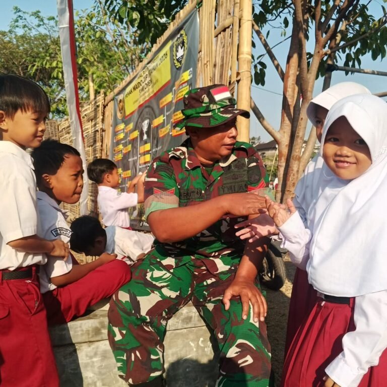 SD Negeri 02 Parangjoro Dikunjungi Satgas TMMD di Tengah Proyek Pembangunan Desa
