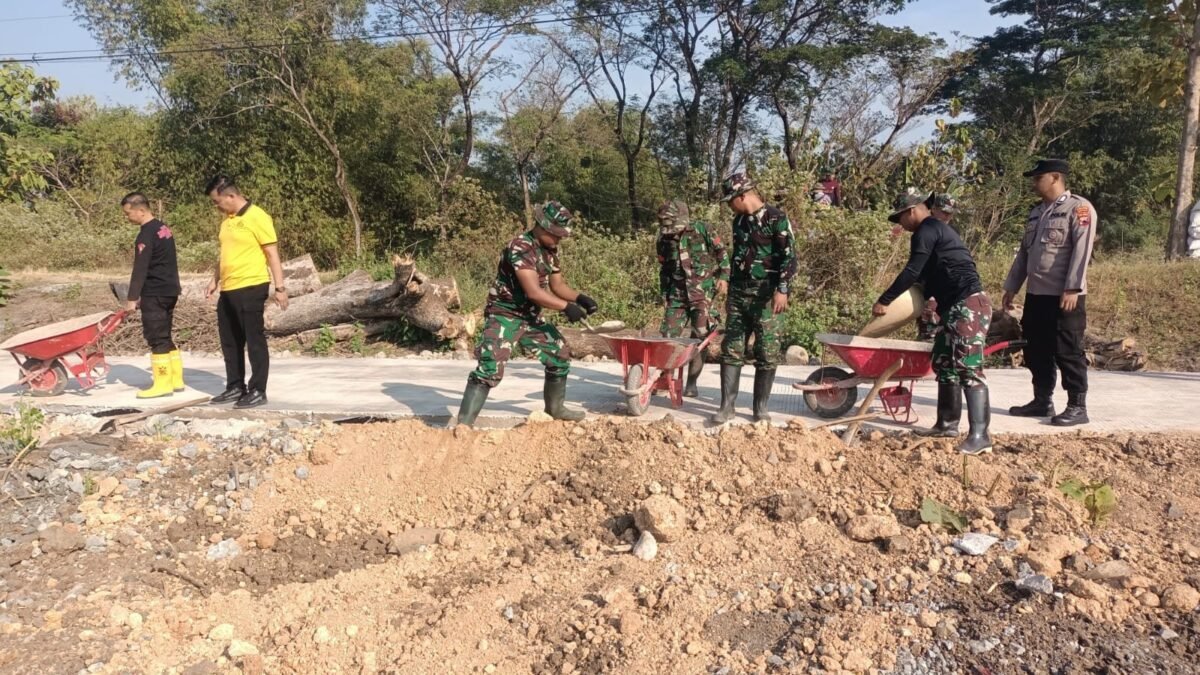 Warga dan Satgas TMMD Bahu-membahu Merapikan Bahu Jalan di Desa Parangjoro