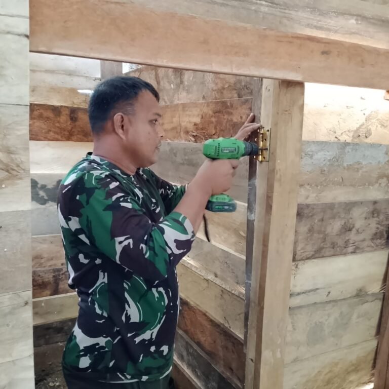 TMMD Ke-129 Kodim 1407/Bone Rampungkan Pemasangan Pintu Kamar Mandi di Mallusetasi