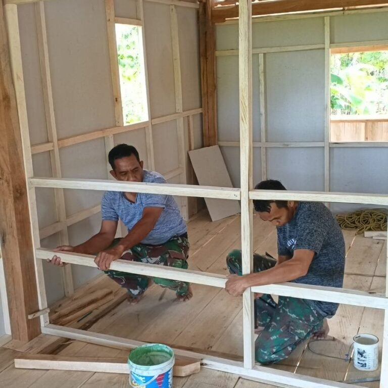 Personel TMMD Pasang Kusen dan Sekat, Rumah Rosnawati di Bone Semakin Rapi