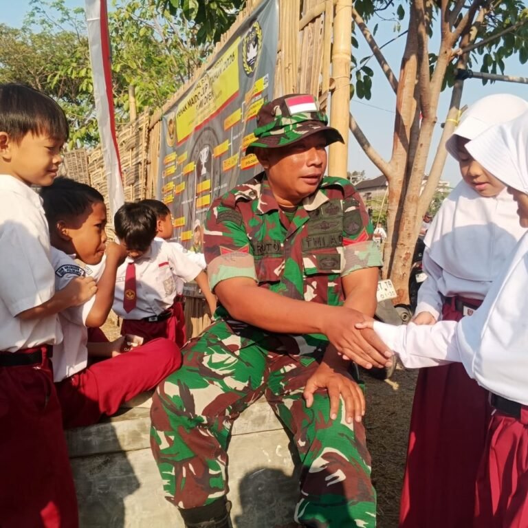 Nilai Disiplin dan Nasionalisme Ditanamkan Satgas TMMD di SD Parangjoro