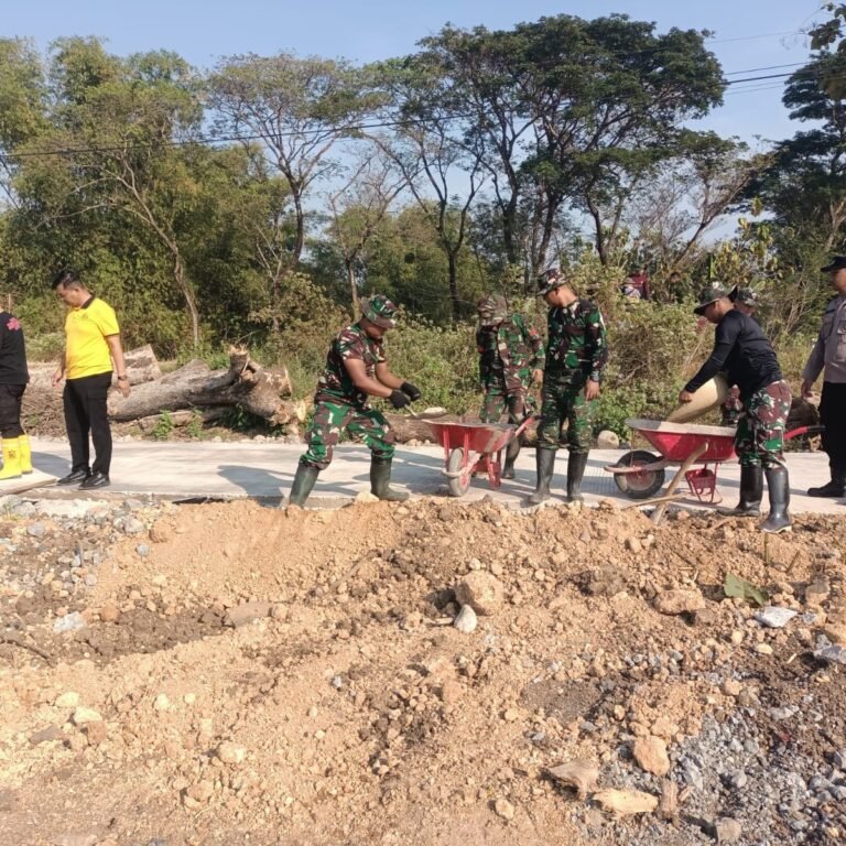 TMMD di Sukoharjo: Bahu Jalan Parangjoro Dirapikan, Warga Dapat Manfaat Ganda