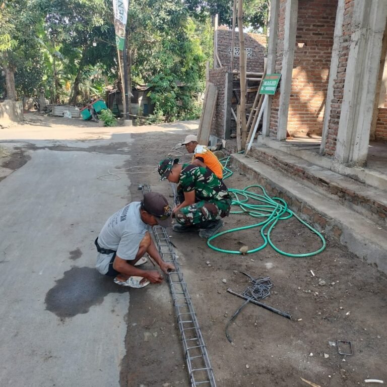 Gotong Royong TNI dan Warga Bangun Masjid Al Barokah di Sukoharjo