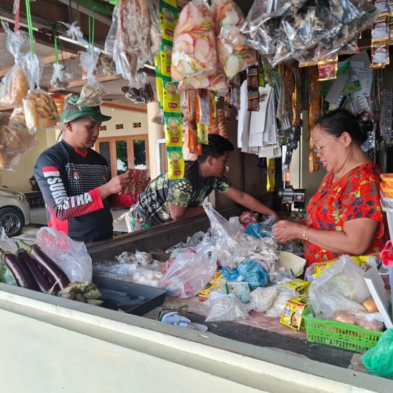 Belanja di Warung, Satgas TMMD Parangjoro Tunjukkan Kedekatan dengan Warga