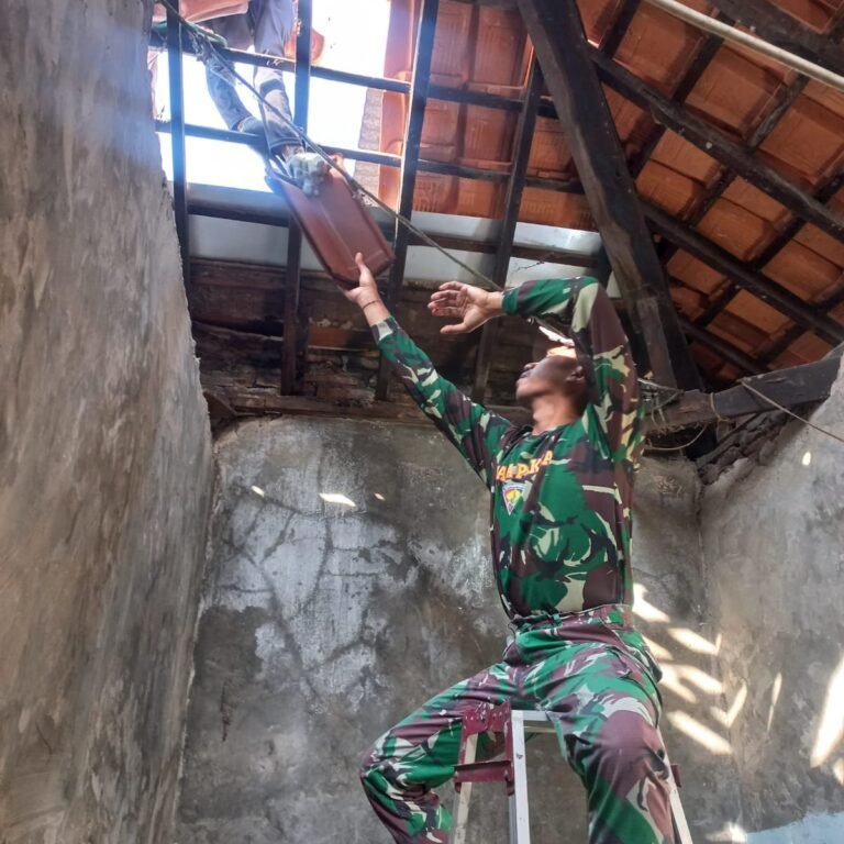Suara Adukan Semen Warnai Rehab Rumah Madiono, Progres 60 Persen