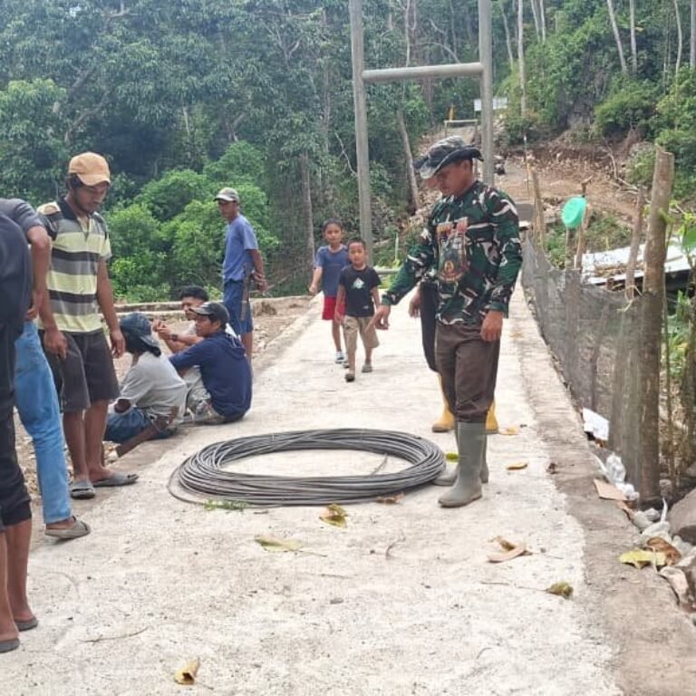 Persiapan Sling Baja di Jembatan Gantung Pattuku, Personel TMMD Fokus pada Detail