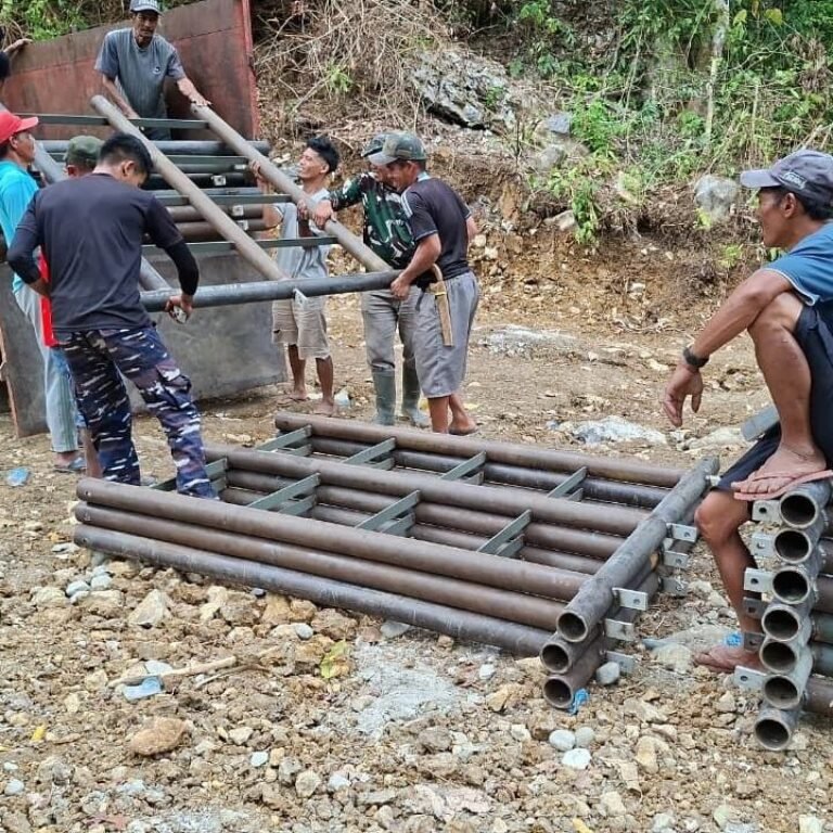 Semangat Kebersamaan Satgas TMMD Angkut Material Jembatan Gantung Pattuku