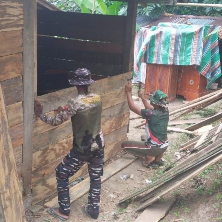 Teknis Pemasangan Dinding Rumah Demmang di Bone Jadi Perhatian Satgas TMMD